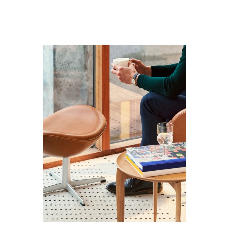 Repose-pieds cuir EGG™ par Arne Jacobsen