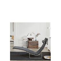 PK24™ leather long chair by Poul Kjærholm