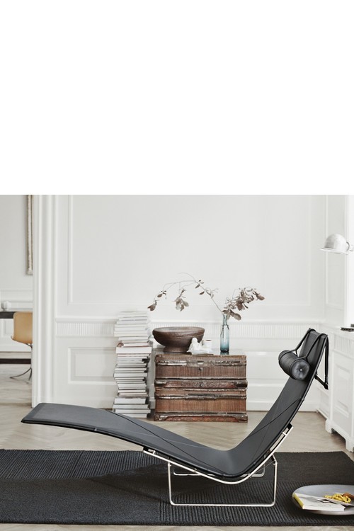 PK24™ leather long chair by Poul Kjærholm