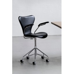 Series 7™ Swivel armchair by Arne Jacobsen