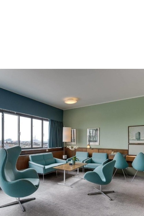 SERIES 3300™ leather 2-Seater by Arne Jacobsen