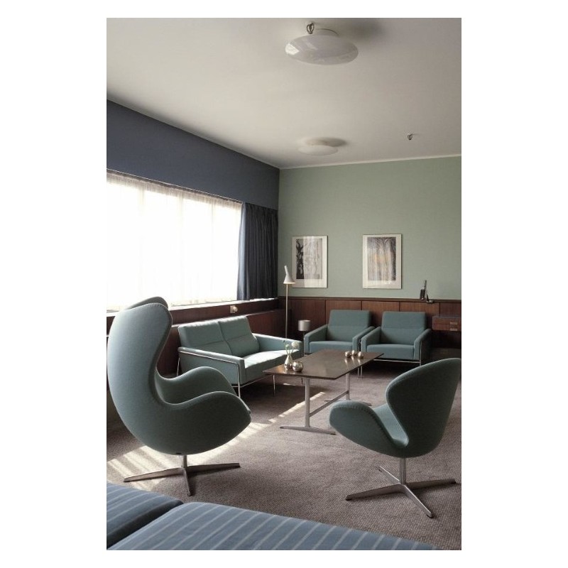 SERIES 3300™ leather 2-Seater by Arne Jacobsen