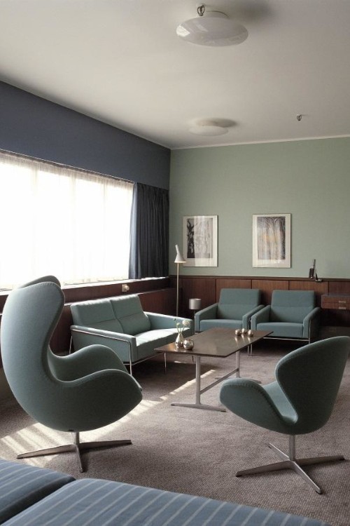 SERIES 3300™ leather 2-Seater by Arne Jacobsen