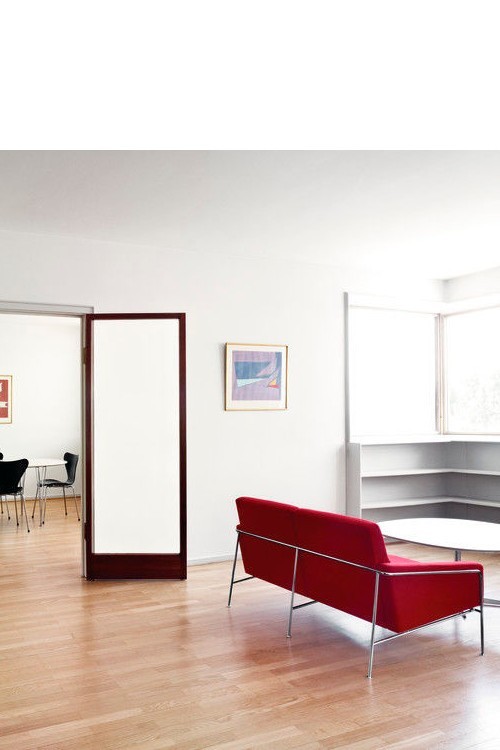 SERIES 3300™ leather 2-Seater by Arne Jacobsen