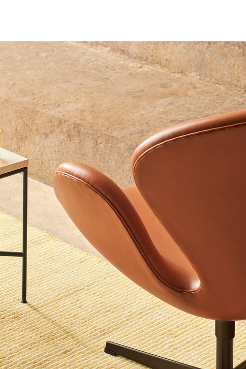 Fauteuil SWAN™ en cuir par Arne Jacobsen